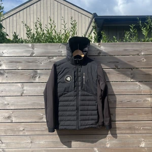  sail racing jacka antartic hybrid  - Mycket bra skick användt några gånger  Storlek 170 junior. Pris kan diskuteras