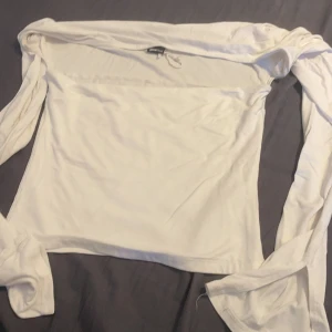 Gina tricot topp - Säljer denna Gina tricot topp i deras soft rouch kollektion , sparsamt använd säljs för 230 kronor finns även i grå färg 