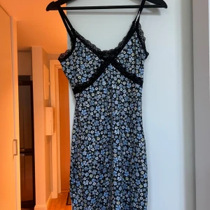 Kort klänning - Kort blommig klänning från H&M i storlek S. Aldrig använd