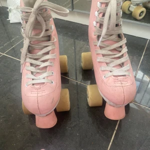 Rullskridskor - Rosa underbara rullskridskor i storlek 35 säljer för 150kr ord pris 350kr Lite smutsiga men de kan ja lösa innan fraktning 