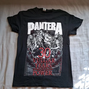 Pantera t-shirt - Säljs pga att jag inte lyssnar på bandet längre. Köptes oå EMP för ca 260kr. Storlek S. Inga fläckar eller hål, har används några få gånger.