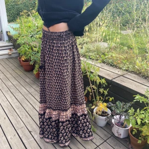 Indiska långkjol - Fin svart/rosa maxikjol med lite blå detaljer. Jag på bilden är 173 🤟