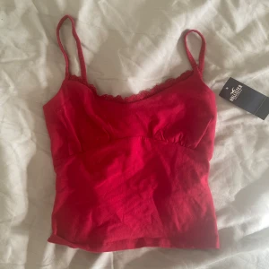 Vinröd linne - Vinröd linne från hollister, aldrig använd med prislapp kvar. Fråga gärna om fler bilder <3