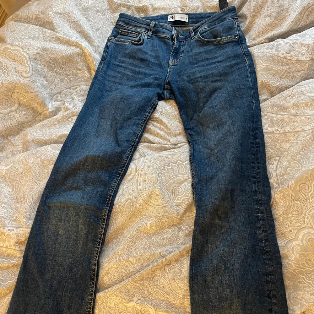 Säljer dessa jätte snygga jeans från Zara som tyvärr är för korta på mig, dessa finns inte längre att få tag i på zaras hemsida. Priset går att diskutera.. Jeans & Byxor.