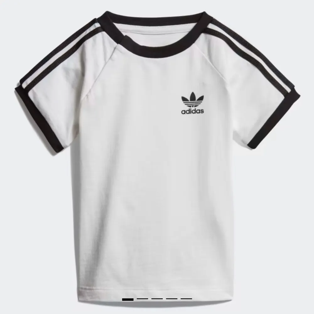 Vit adidas tröja i nyskick. Storlek xs. Kontakta mig om du har fler frågor . T-shirts.