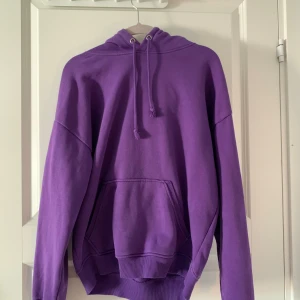 Lila hoodie - En lila hoodie från Bikbok. Näst intill oandvänd.