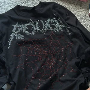 Cool tröja - Cool långärmad tröja med stenar/paljetter. Storlek M, knappt använd 