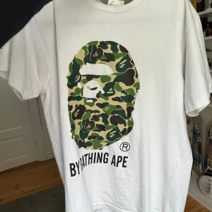 Bape t shirt - Köpt för 1300, bra skick inga skador eller flaws. Storlek m, kontakta vid frågor om köp eller plagget!