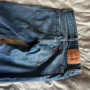 Lågmidjade Levis jeans 🎀  - Storlek W27 L32  dragkedja är trasig  Pris:350 frakt ingår inte kan mötas upp i Stockholm 🎀