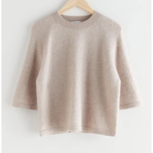 Trekvartsärmad tröja från & Other Stories - Stickad Trekvartsärmad tröja från & Other Stories, den är i strl S men den har tyvärr blivit lite lite krympt i tvätten så går mer åt xs hållet. Bär vanligtvis S och den passar fortfarande mig men lite mindre än vanligt helt enkelt. Skriv vid frågor 