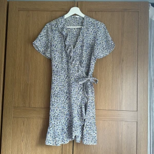 Blommig klänning  - Blå blommig klänning från Only, aldrig använd, endast testad! Nyskick, storlek 38, men passar 36 också! 