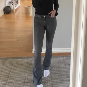 Flare jeans  - Jättefin jeans i Flare modell, storlek S i längd 32, jag är 1,63 som referens o dessa sitter bra på mig. Använda men fortfarande i bra skick! 🤍