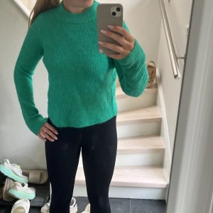 Stickad tröja  - Säljer denna stickade tröjan från house of Belle då den är för Liten 