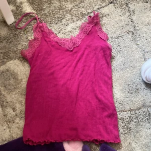 Linne - Mörk rosa linne stolek xxs men oxo xs-s super skön brukade använda som sov linne men nu e den för liten så får ta något annat