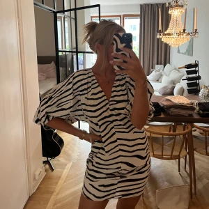 Klänning hm - Klänning från HM Strl S  Använd en gång