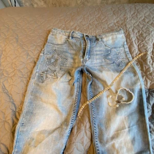 Snygga jeans  - Säljer dessa jeans som jag själv sytt om till bootcut, dem har små gulliga stjärnor på benen och 1 på bakfickan, säljs så det är för små för mig (skriv privat för bilder på) mått vet jag ej. Strl 164 