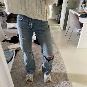Jeans med hål - Superfina ljusblåa jeans med hål och revor på från zara, sitter lite mer oversized. Strl 36 men mer som en 38 om man vill ha dom tajt. Dom går längre än till marken på mig som är 175 cm!