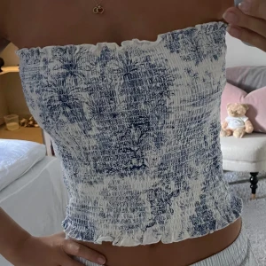 Tubtopp - Superfin tubtopp från hm, aldrig använd. Super sött mönster och skrynklad. Mjuk och bekväm. Strl M men passar mig som har xs/s