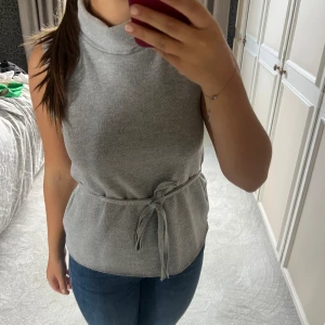 Stickad topp - Superfin topp från zara, perfekt nu till hösten. Går att använda både utan och med midjebandet