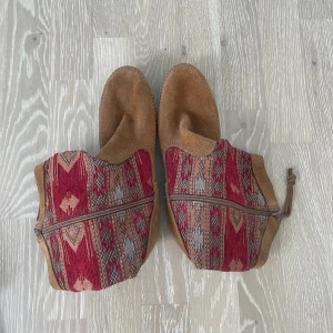 Mockasiner  - Schyssta stövlar i storlek 39. Aldrig använda.