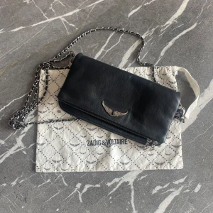 Zadig Voltaire Väska - Zadig rock bag köpt för 2 år sedan Fint men använt skick, säljer då jag tröttnat och den inte kommer till användning 💞 nypris ca 4000! 