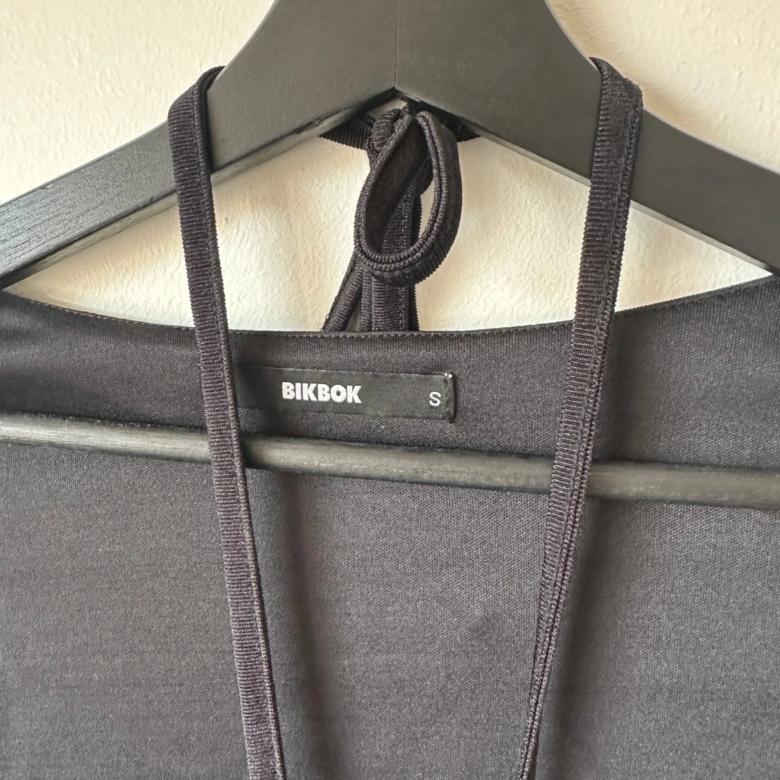 Svart klänning med knytning från BikBok. - 2