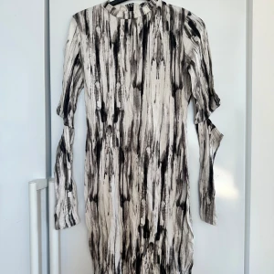Klänning  - Senaste trenderna till tidlösa klassiker. outfits dresses för alla tillfällen cocktail, fest eller till någon harmonisk afton! 😍 stilfull elegant dress som formar sig efter din kropp. Känn dig snygg och stilig✨ 