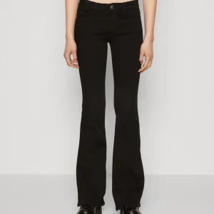 Svarta bootcut jeans - Säljer nu mina svarta lågmidjade jeans från märket only. Säljer då jag vill köpa nya och de inte riktigt passar mig. Storlek M längd 32.🩷jättebra skick! Köpta för 480kr🩷