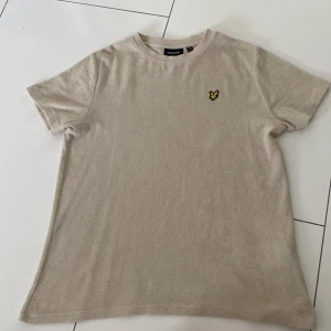 Lyle & scott t-shirt - Lyle & scott t-shirt aldrig använt. Storlek 12-13 år/ XS. Köptes för 2 månader sedan men fel storlek.. Skicka dm vid funderingar!
