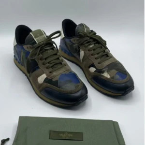 Säljer extremt snygga rockrunners - Storleken är 44. Skorna har aldrig blivit  använda. 