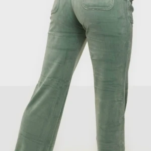 Juicy couture byxor - Säljer nu mina juicy byxor i färgen ljus grön då dem längre inte kommer till användning dem är i nyskick med inga defekter i storlek xs för fler bilder kom privat❤️❤️