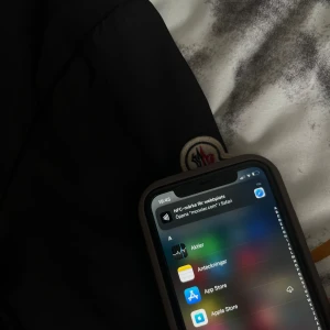 Moncler jacka  - Svart Moncler vindjacka i mycket gott skick, med en NFC-chip vid Moncler-taggen. Den har en dragkedja fram, två fickor med knäppning på sidorna. Jackan har inte använts mycket och ser nästan ny ut.                                                             Vid minsta lilla intresse, vänligen kontakta mig.