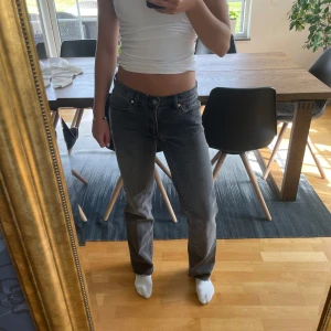 Lågmidjade Abrand jeans  - Säljer dessa populära lågmidjade jeans från Abrand!! Helt ny o köptes för 999kr o jag säljer för 300kr