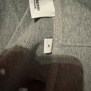 Burberry hoodie  - En fin burberry hoodie inga defekter andvänder ej andvänd ett fåtal gånger tyvärr så förstördes snörena men annars är den i bra skick 