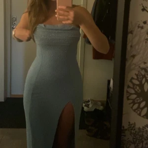 BLÅ FINKLÄNNING - Otroligt vacker balklänning, med som ”pärlor” på, slits vid benet, tight fit och detaljer vid bysten🩵🩵 Köpt från oh polly för ca 2500kr