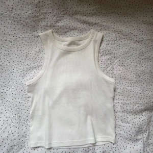 Vitt linne  - Snygg basic topp från evan&odd  som passar vid alla tillfällen, endast använt ett fåtal gånger!❤️❤️ Passar både XS-S