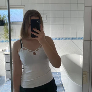 Vitt linne - Liten i storleken, skulle mer säga att den är som en M!