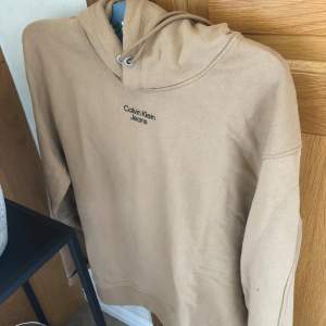 Helt ny Calvin Klein hoodie i beige/camel färg. Prislapp kvar. Storlek M, herr. 