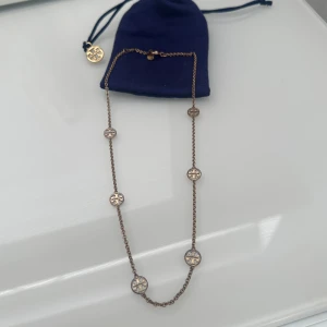 Halsband Tory Burch - Guld. Tappat färgen en del därav priset. 