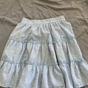 Ljusblå blommig kjol💙 - Jätte söt kjol som är perfekt till sommaren men tråkigt nog inte kommer till användning💙