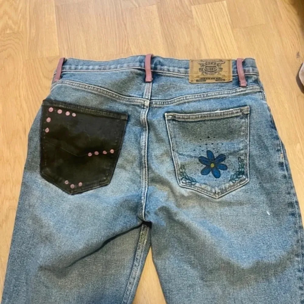 Jeansshorts med olika mönster och färger Supercoola och lite längre🩷 . Shorts.