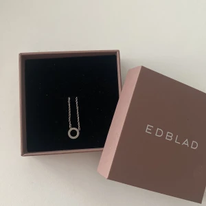 Edblad halsband - Säljer detta silvriga Edblad halsbandet då jag inte använder silver längre. Tror ej det säljs längre. Box tillkommer ej och pris kan diskuteras💓