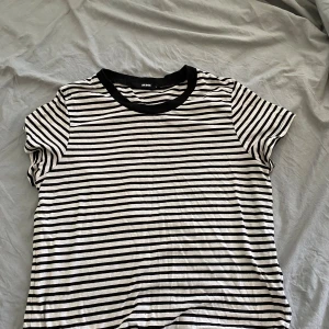 Randig t-shirt - Randig t-shirt som är jätte sval i skön