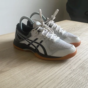 Asics gympaskor stl 37 - Asics inneskor i bra skick.