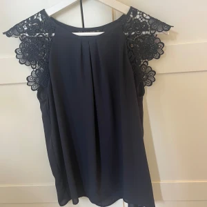 Söt topp - Söt topp från zara. Stl m men passar mig som s. Som ny.