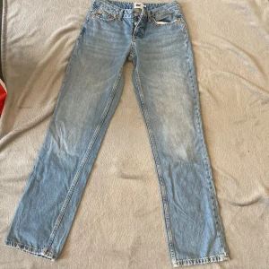 Straight jeans  - Jag skulle inte säga att det är en XS mer som en S eller M. Om man har lite mer kurvor så passar dom nog mer för dom är lite större är vad det står.
