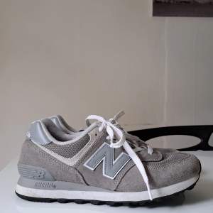 Jätte snygga New balance 547. Dom har en fläck ( bild 2 ) som bara är lite mörkare än resen av materialet, men det är inget man tänker på. N är i reflex. Skriv gärna vid funderingar ☺️