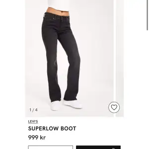 Säljer mina grå Levi's Superlow Boot jeans i storlek 26/S. Dom är ny skick och aldrig använda. Köpte dom för några månader sen men kom aldrig till användning då ja inte brukar använda jeans. Kan mötas upp i sthlm eller frakta. Öppen för prisförslag 🩷