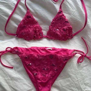 Rosa blommig bikini💓 - SJUKT SÖT bikini från calzedonia som tyvärr inte kommer till användning för mig💓💓köpt förra året och använd enstaka gånger, jättefint skick!! Över- och underdel köpta för 728, mitt pris 400 för båda!💓 vid snabb affär kan jag tänka mig gå ner i pris🥰🥰