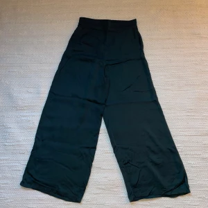 Mjukisbyxor från Etam - 🌟Sparsamt använda. 🌟Ankellånga. 🌟Mörkgöna. 🌟Siden-liknande material.